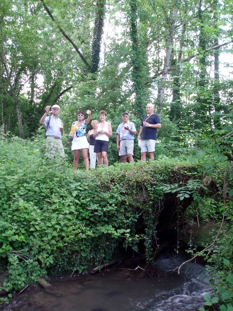 Les Randonneurs de Marigny le Châtel sur le Pont Romain