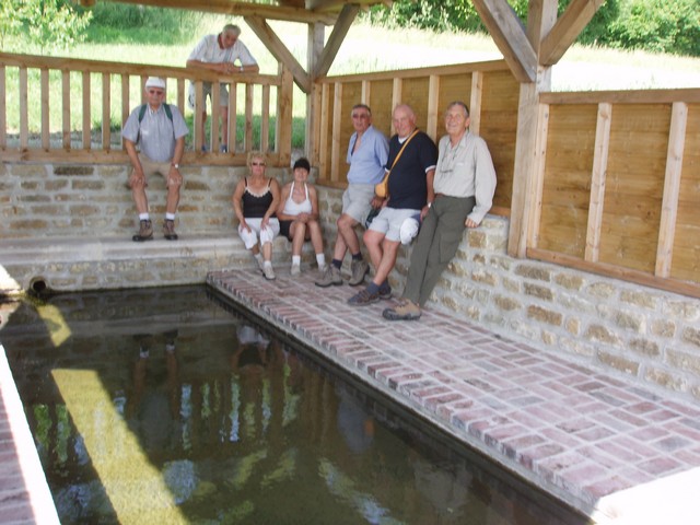 Les Randonneurs de Marigny le Châtel dans le Lavoir de Montfey